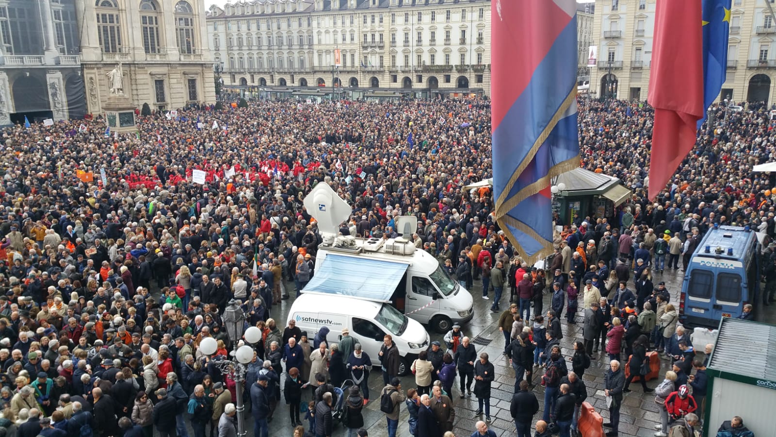 Oggi piazza Castello gremita: manifestano oltre 25.000 persone per dire: Torino Vale di Più