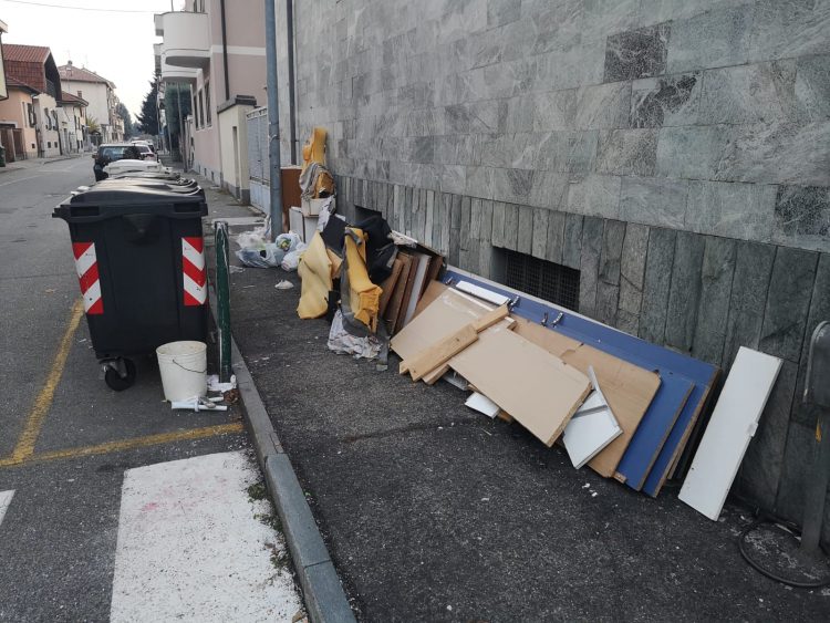 NICHELINO – Disacarica su via Sassari: il fenomeno non si arresta