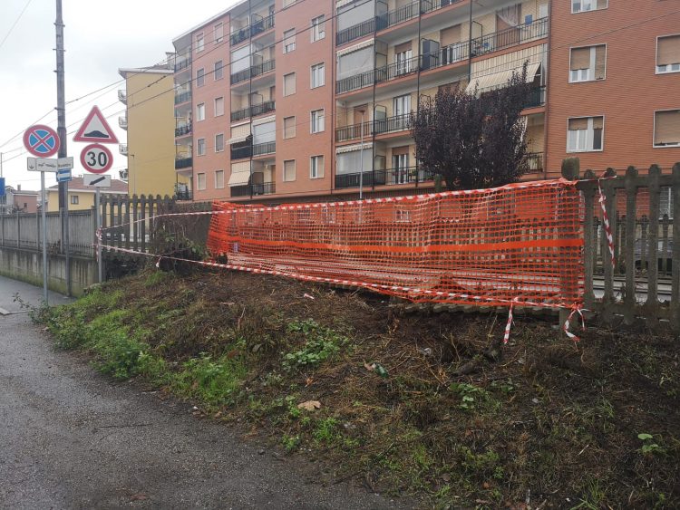 NICHELINO – Crolla la recinzione della ferrovia in via IV Novembre