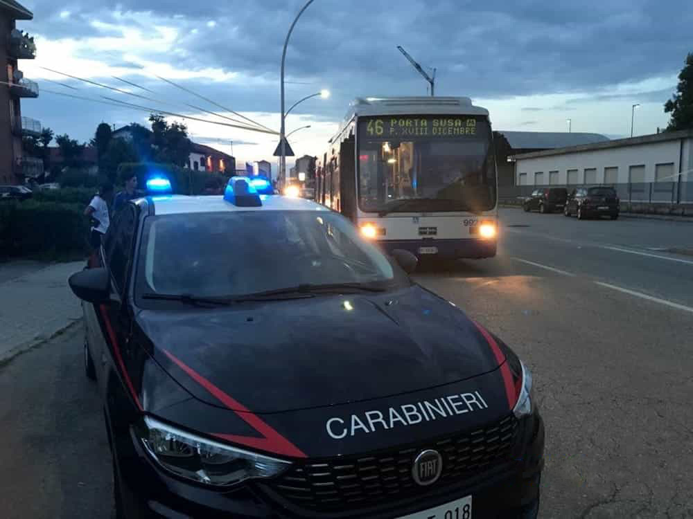 MONCALIERI – Bloccano l’autobus con la macchina e minacciano l’autista