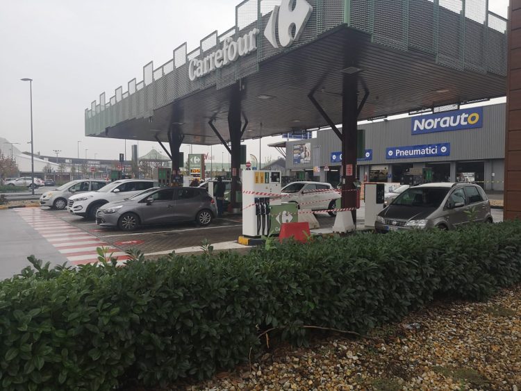 NICHELINO – Rubato il contenuto di una colonnina al distributore Carrefour
