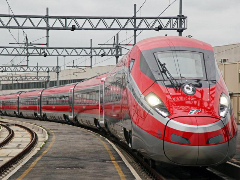 Un volontario della Croce Rossa di Carmagnola soccorre un ferito sul freccia rossa Milano-Napoli