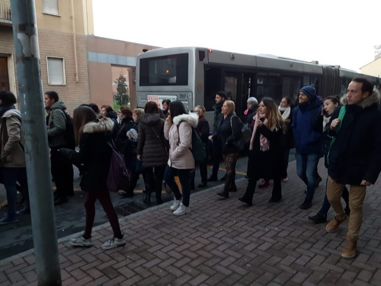MONCALIERI – Guasto al 35: studenti costretti a scendere