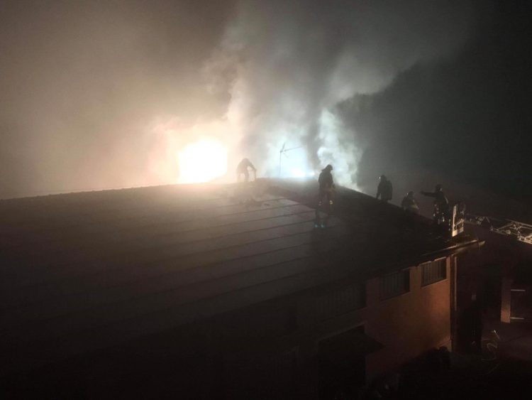NICHELINO – Un incendio devasta il tetto del “Giardino dei Sapori”