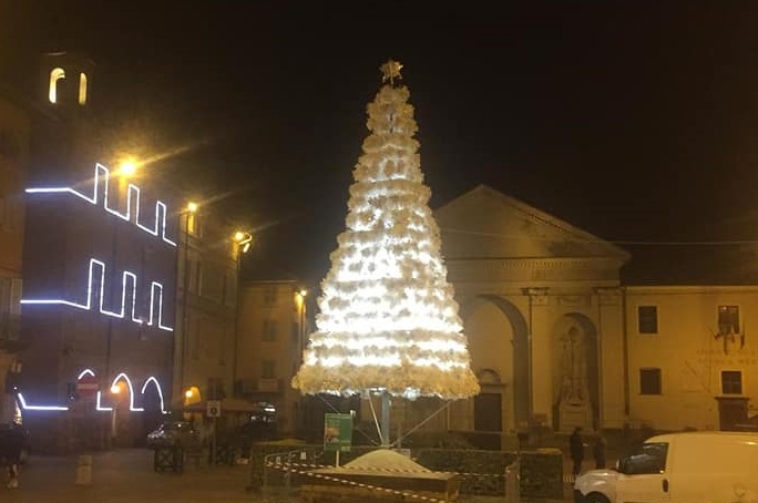 CARMAGNOLA – Città illuminata per Natale con materiale riciclato