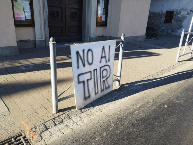 CARMAGNOLA – Cartelli e striscioni per protestare contro smog e Tir