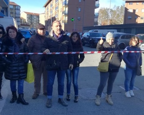NICHELINO – I genitori chiudono la strada davanti la scuola per protesta sulla insicurezza