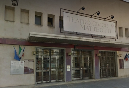 MONCALIERI – Stop alle auto in sosta davanti al teatro Matteotti