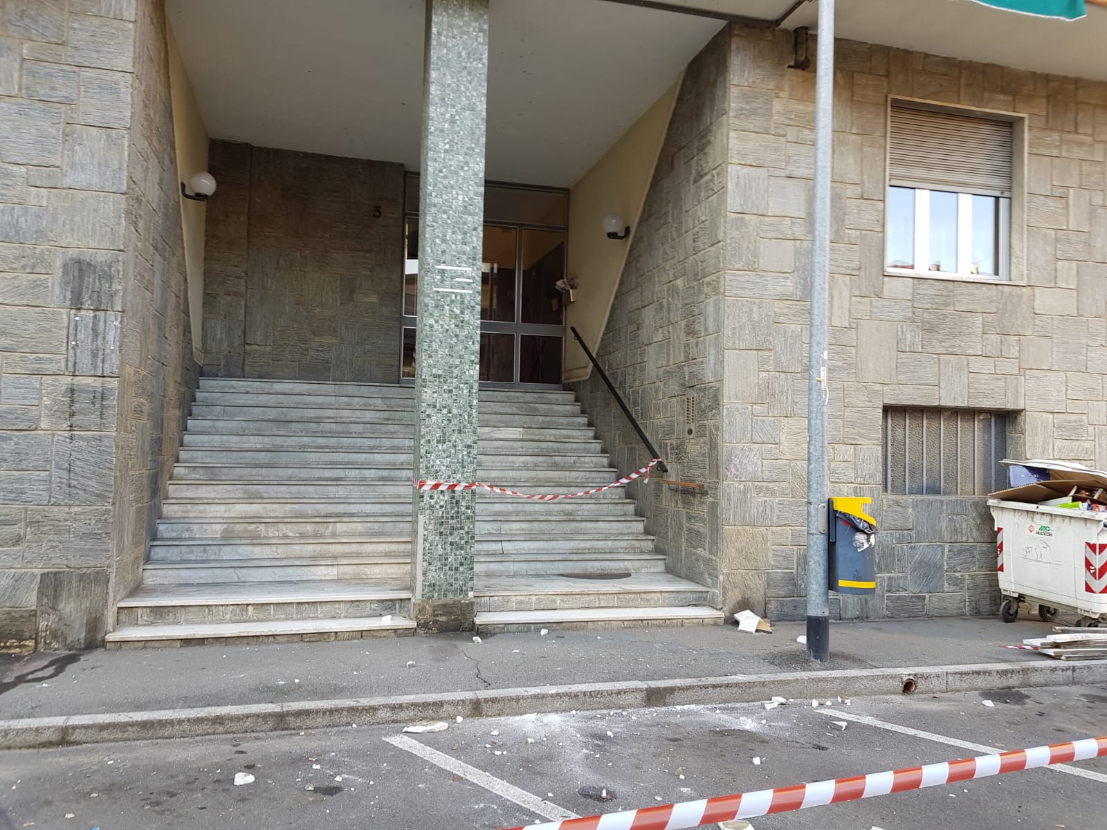 NICHELINO – Crollano calcinacci da un palazzo: auto colpite e strada chiusa