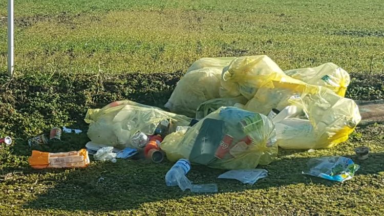RIFIUTI – Polemiche a Moncalieri e Nichelino per l’eccessiva spazzatura sulle strade