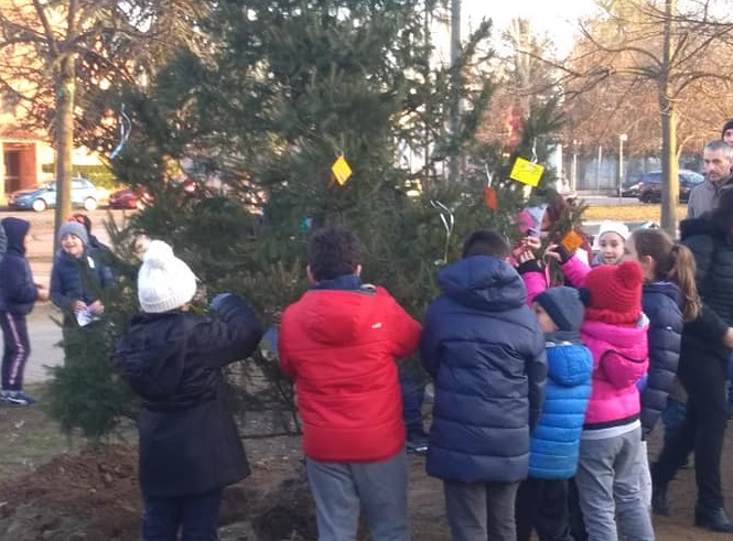 NICHELINO – Solidarietà al quartiere Kennedy con la nuova vita dell’albero di Natale