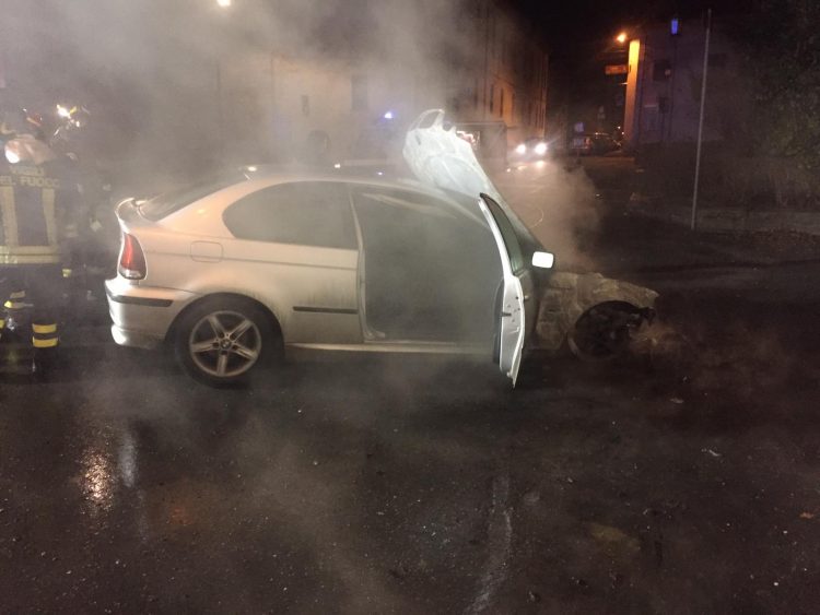 CARIGNANO – Si incendia la macchina mentre è in viaggio: il conducente si salva