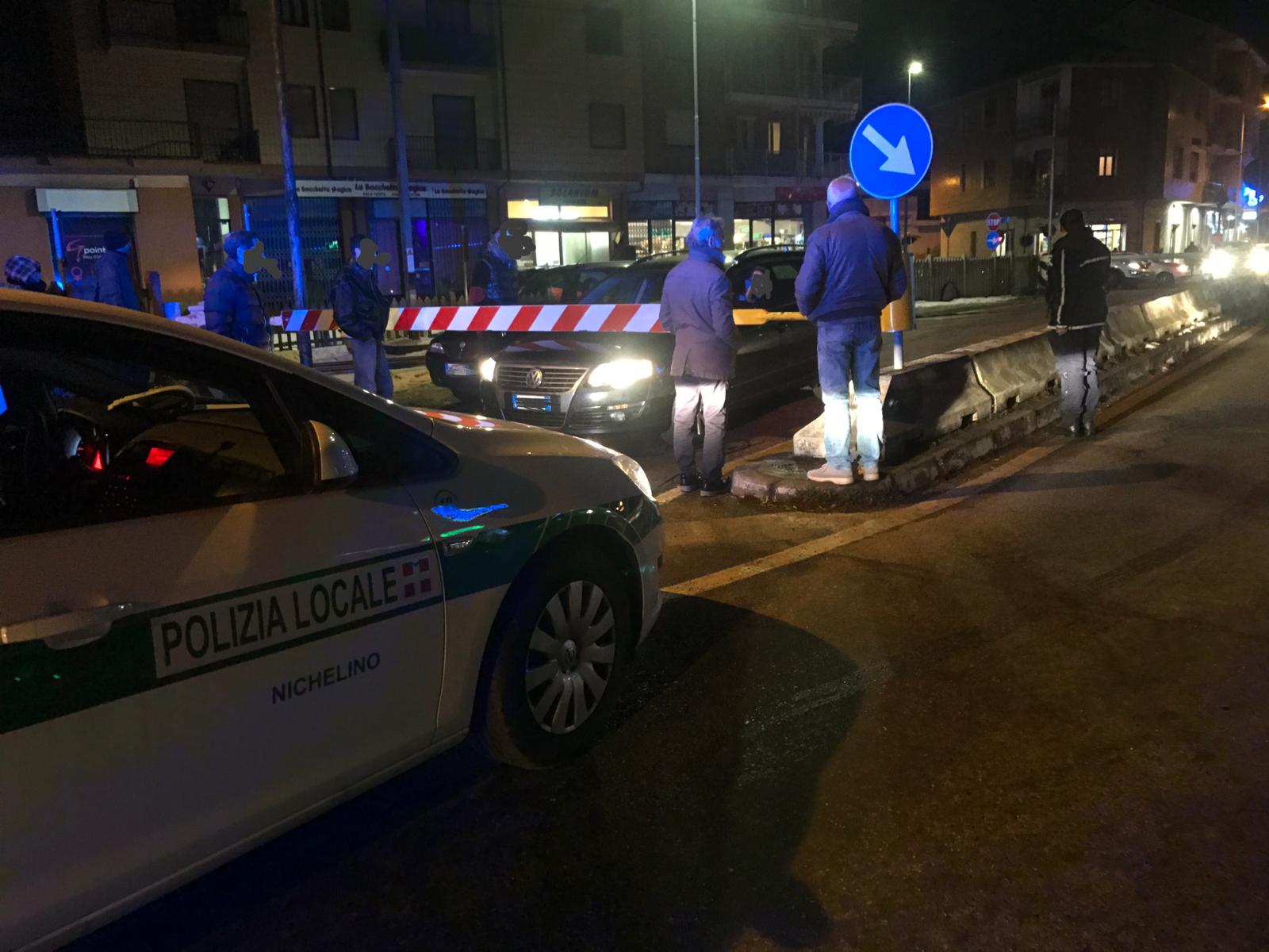 NICHELINO – Auto incastrate nel passaggio a livello di via Torino