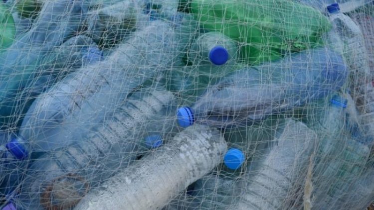 LA LOGGIA – La distribuzione dei sacchi per la raccolta plastica il martedì mattina