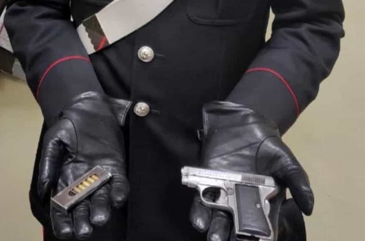 I carabinieri di Mirafiori trovano in un alloggio una “pistola fantasma”