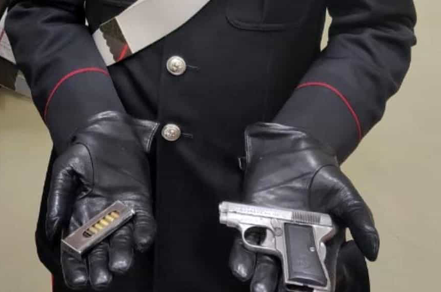 I carabinieri di Mirafiori trovano in un alloggio una “pistola fantasma”