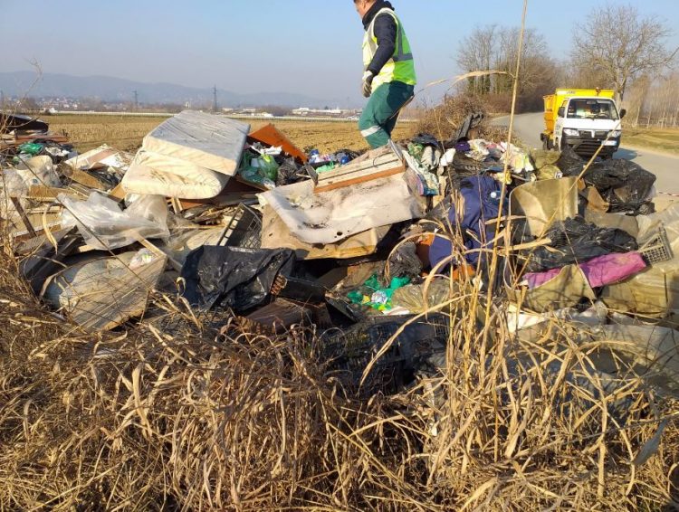 TROFARELLO – Discarica abusiva in strada Restauduzzo. Si cercano i responsabili