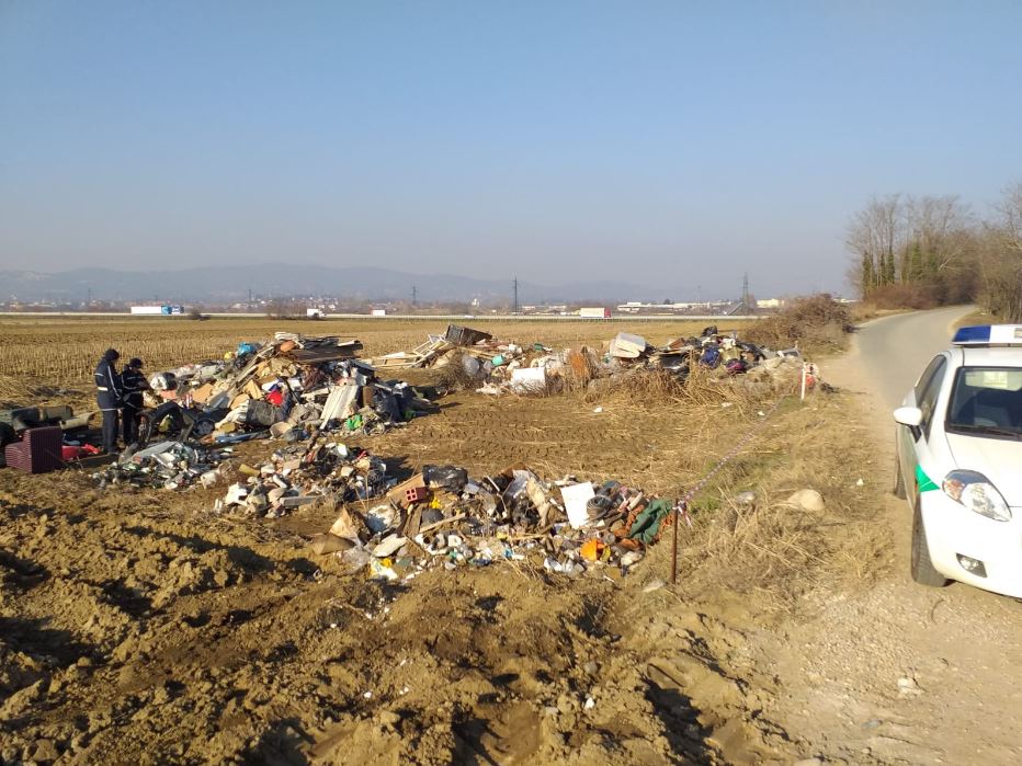 CAMBIANO – Tornano le discariche in strada Restauduzzo