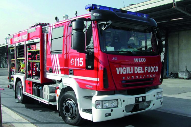 CARMAGNOLA – Dieci famiglie evacuate da un palazzo per un incendio