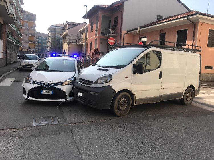 NICHELINO – Incidente in via Di Nanni: coinvolta auto dei vigili