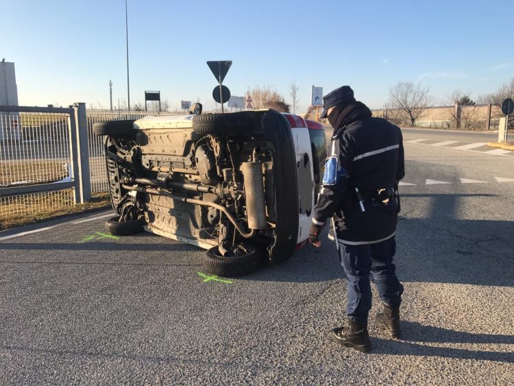 NICHELINO – Schianto alla rotonda dei Dock’s: un ferito