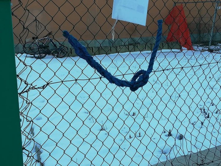 SANTENA – Corde blu anti bullismo davanti alle scuole