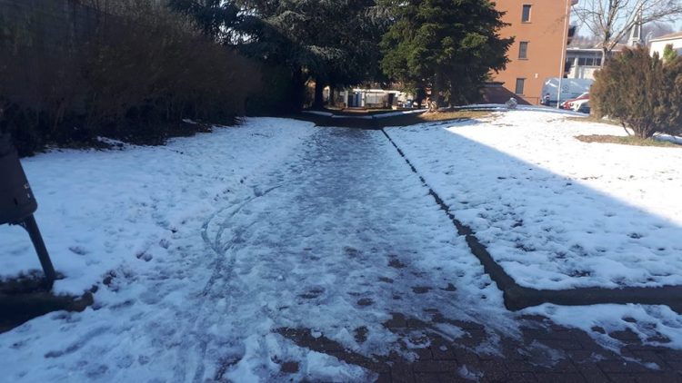 MONCALIERI – Ancora ghiaccio sui marciapiedi fuori dalle scuole, lamentele dei genitori