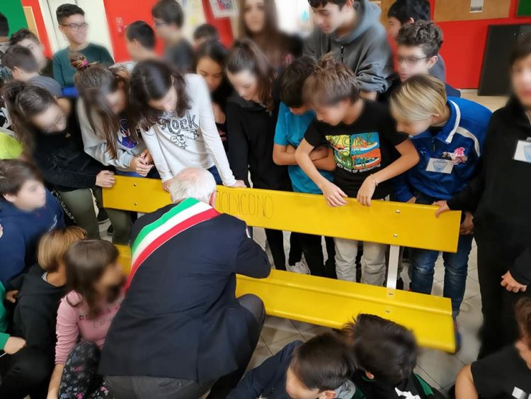 TROFARELLO – Inaugurata la panchina gialla anti bullismo