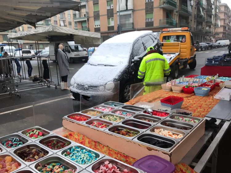 NICHELINO – Dimentica l’auto sull’area del mercato e gliela portano via