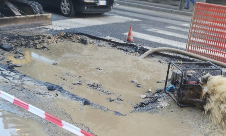 NICHELINO – Una perdita d’acqua causa una voragine in via Torino