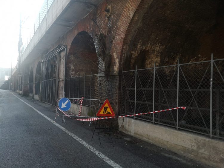 MONCALIERI – Mattoni sgretolari dal ponte della Ferrovia: allerta e interventi immediati