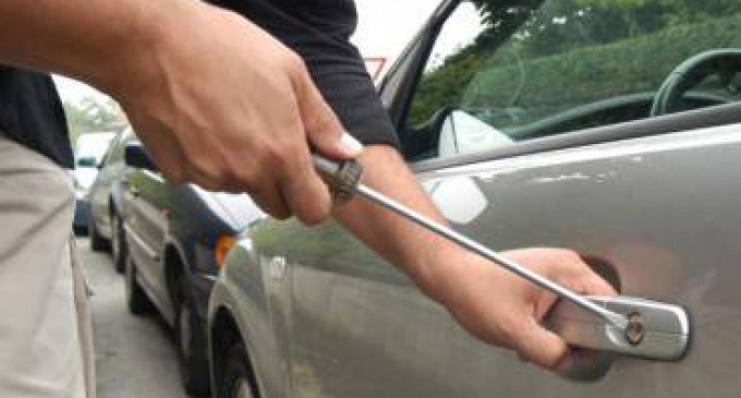 MONCALIERI – Forzano il nottolino di un’auto per rubare delle gomme da masticare