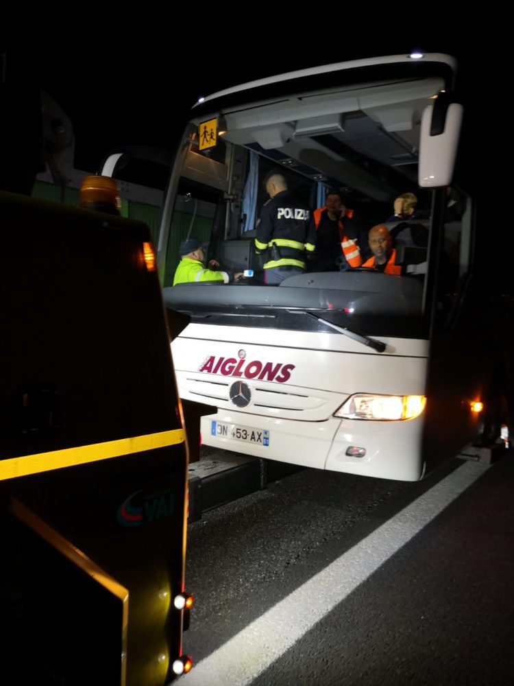 TROFARELLO – Guasto all’autobus della gita in piena notte: la stradale porta gli studenti in albergo