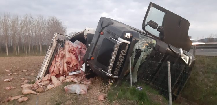SANTENA – Camion si ribalta in autostrada: ferito il conducente