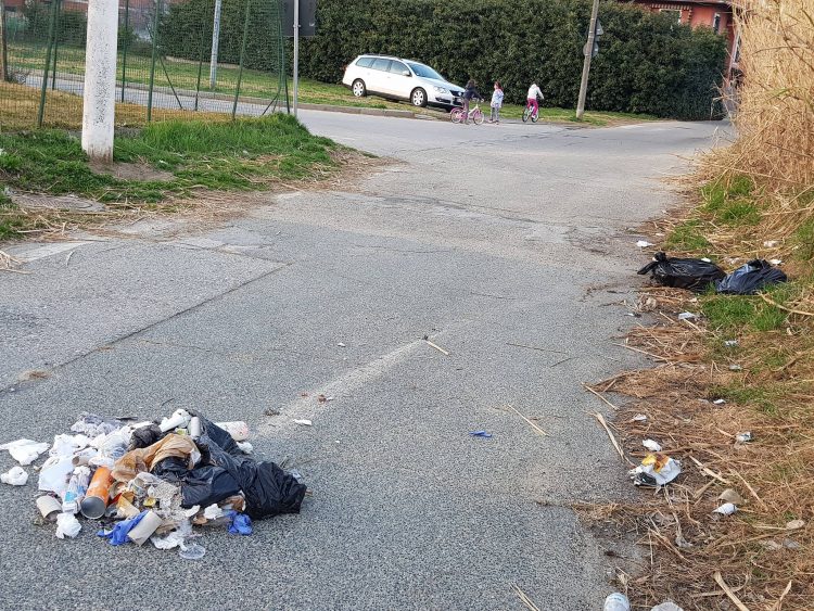 MONCALIERI – Ora la spazzatura viene gettata anche in mezzo alle strade