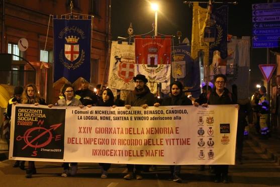 NICHELINO – Folla alla fiaccolata contro le mafie