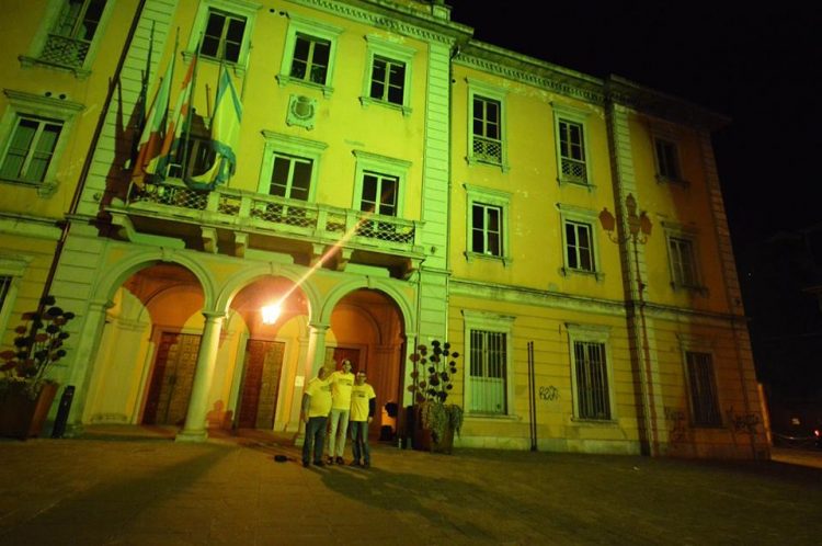 NICHELINO – Palazzo comunale illuminato di giallo per la donazione di plasma