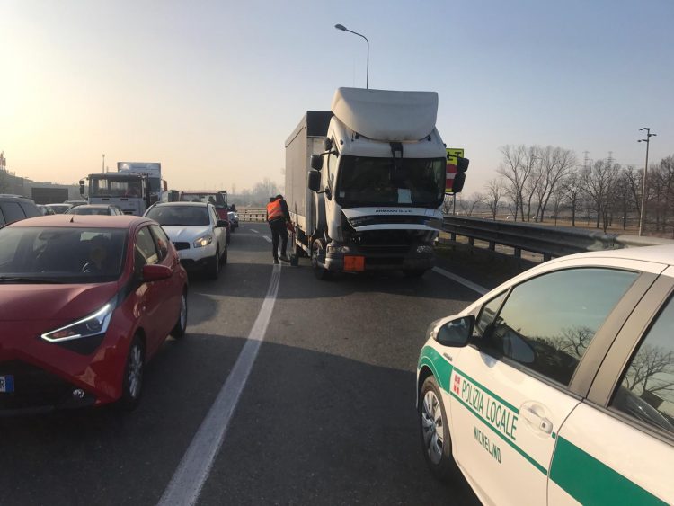 NICHELINO – Caos in via Cacciatori per un tir in panne