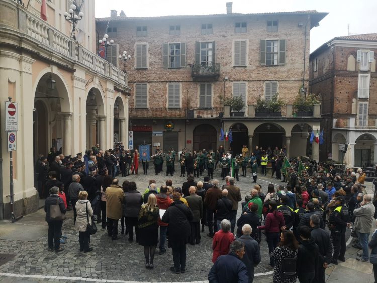 MONCALIERI – Folla in piazza per i festeggiamenti del 25 aprile