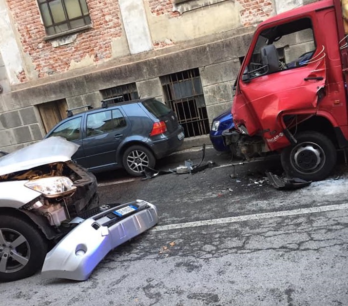 CARIGNANO – Incidente nella centrale via Umberto I: un ferito