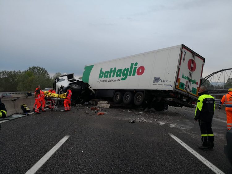 MONCALIERI – Incidente in tangenziale sud: tir ribaltato e uscita obbligatoria a Bauducchi