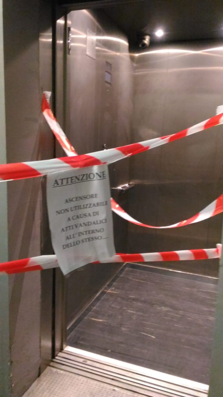 TROFARELLO – Ancora vandali alla stazione: fuori uso l’ascensore