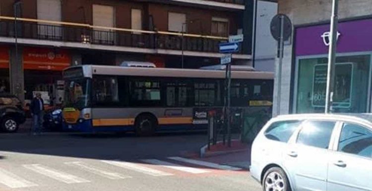 Blocca il bus e viene multato per 1.250 euro