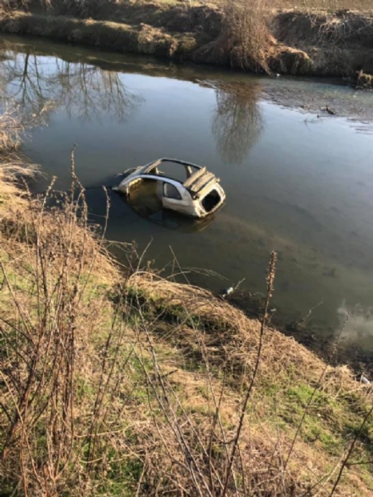 CARMAGNOLA – La carcassa di un’auto spolpata dai ladri spunta nelle acque del Meletta
