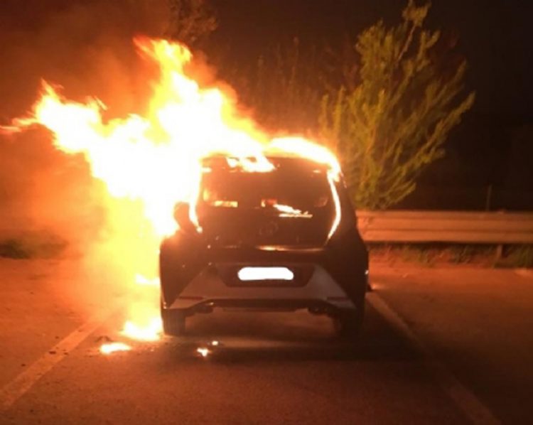 MONCALIERI – Auto in fiamme al 45o