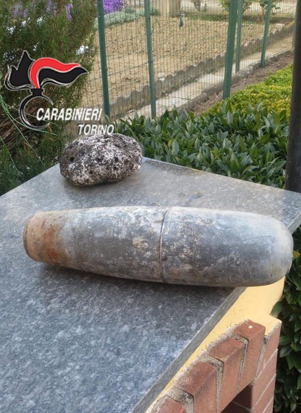 CHIERI – Per trent’anni custodisce in cantina un ordigno inesploso della seconda guerra mondiale
