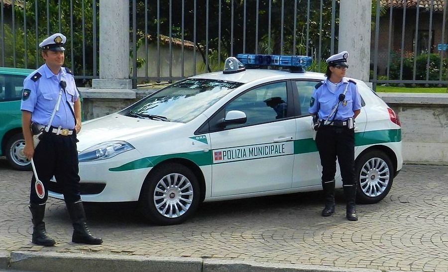 LA LOGGIA – La grigliata condominiale abusiva scoperta dalla polizia locale