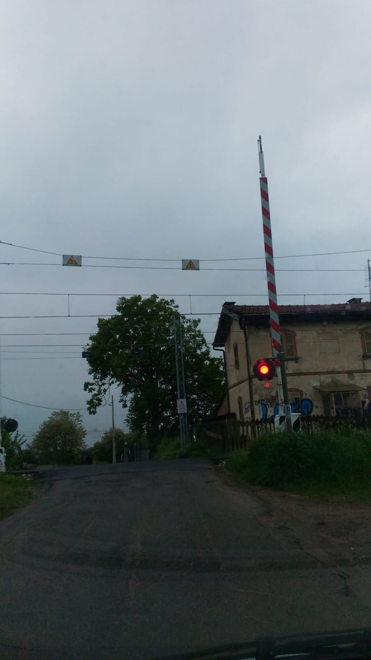 TROFARELLO – Ancora guai sulla ferrovia: passaggio a livello guasto provoca caos