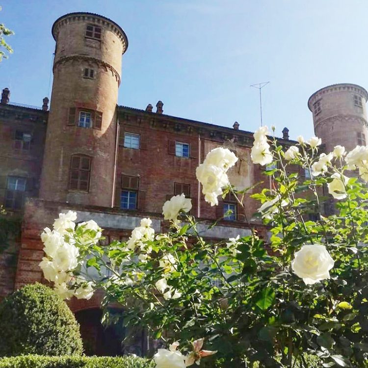 MONCALIERI – La cena delle rose al giardino del Castello