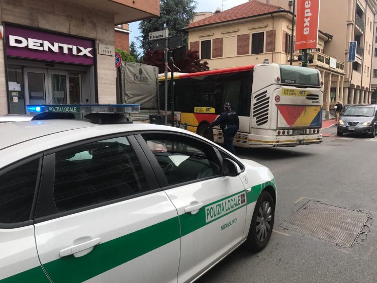 NICHELINO – Traffico nuovamente in tilt in via Torino per i parcheggi selvaggi